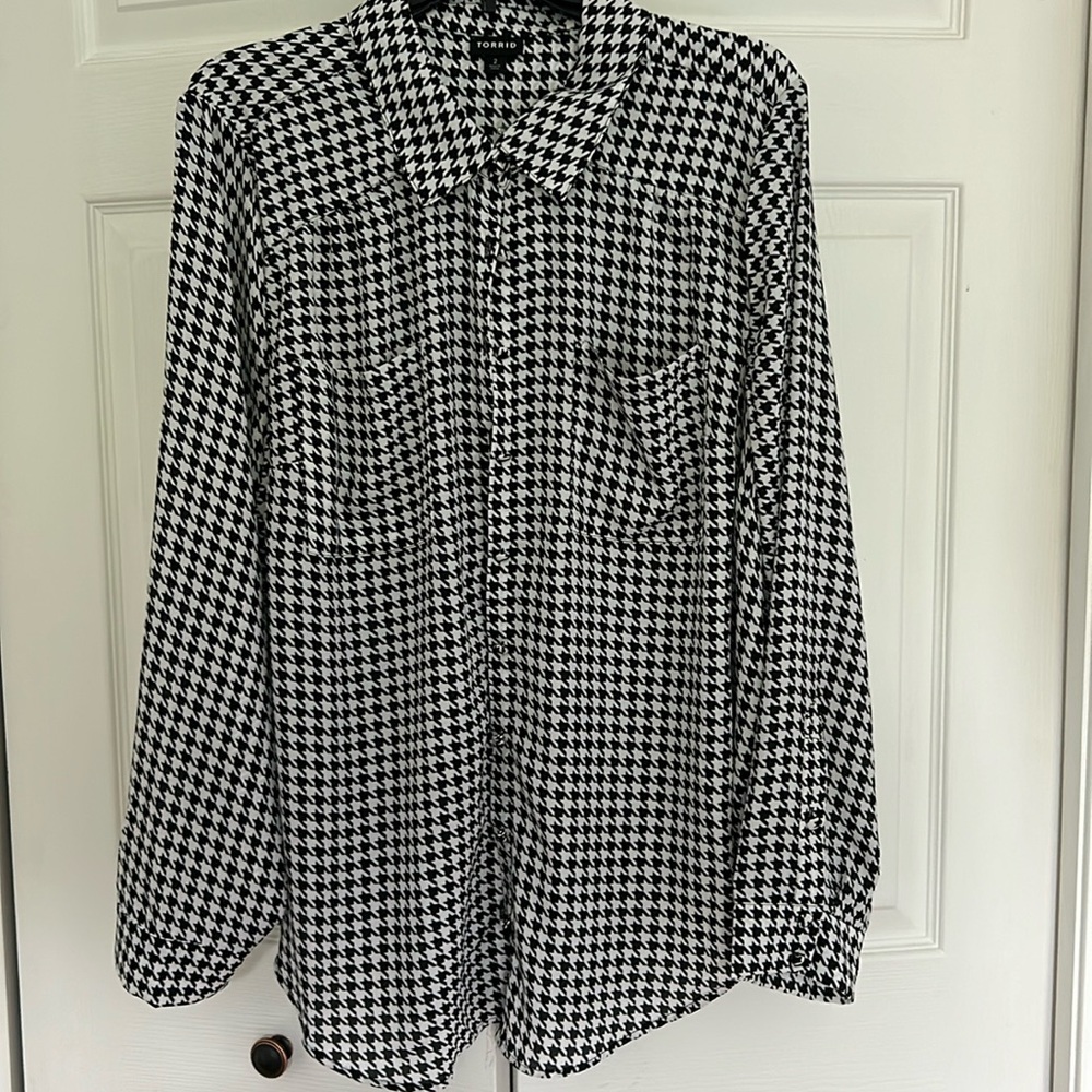 BNWT Beautiful silky long sleeve covered button down